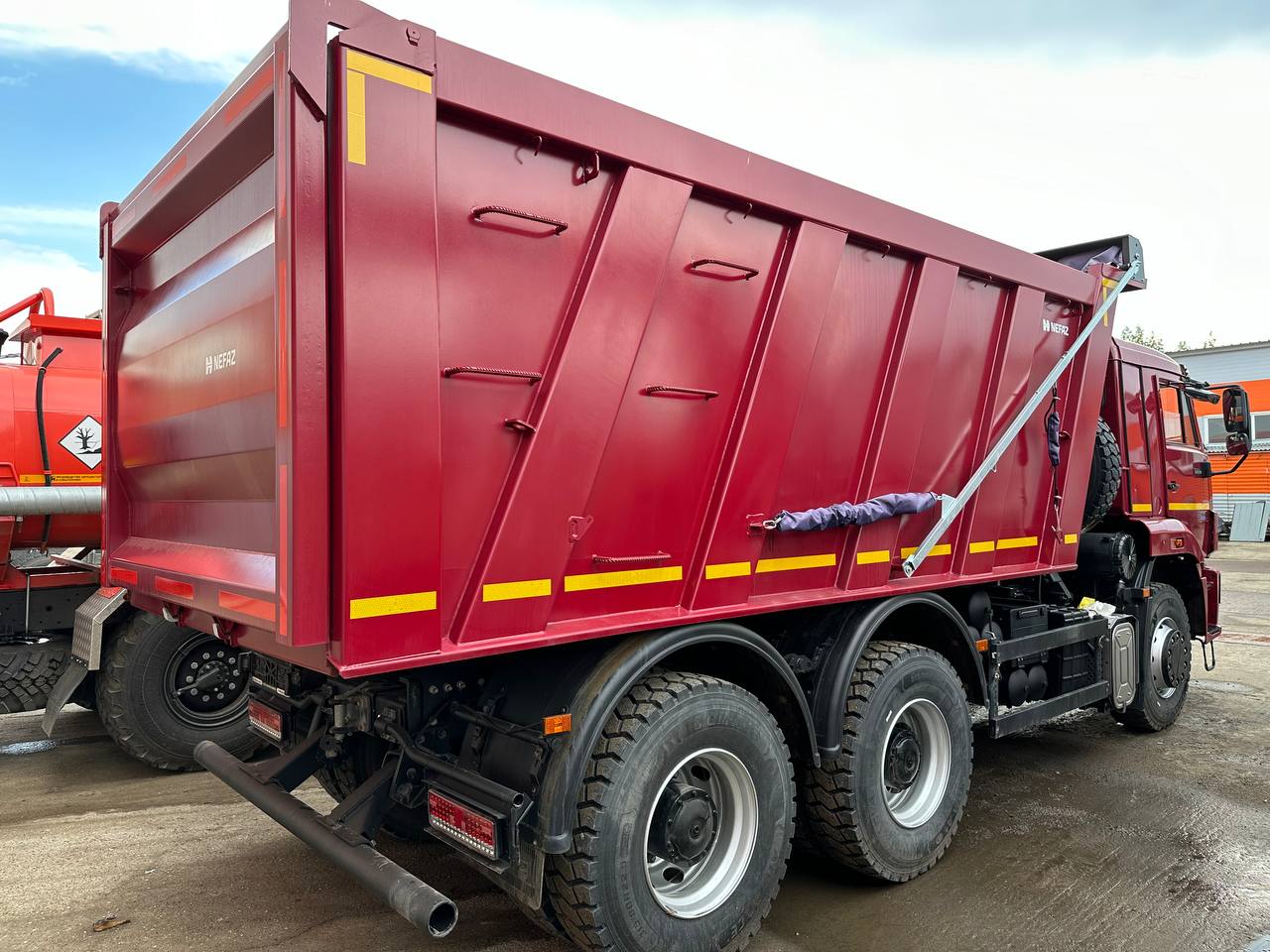 Самосвал КАМАЗ 6520